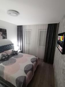 Ein Bett oder Betten in einem Zimmer der Unterkunft JM Apartman