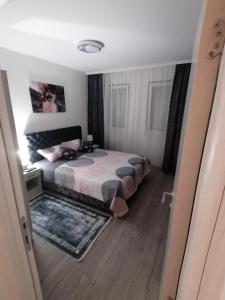 Ein Bett oder Betten in einem Zimmer der Unterkunft JM Apartman