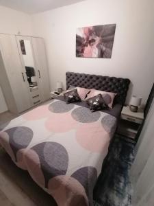 Ein Bett oder Betten in einem Zimmer der Unterkunft JM Apartman