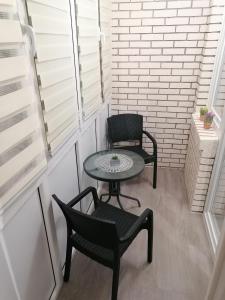 eine kleine Terrasse mit 2 Stühlen und einem Tisch in der Unterkunft JM Apartman in Čačak