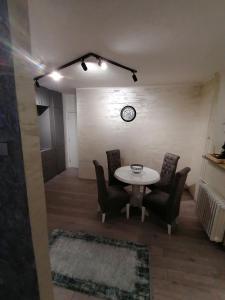 Ein Sitzbereich in der Unterkunft JM Apartman