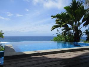 Bazén v ubytování Chalets Bougainville nebo v jeho okolí