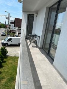 balkon domu ze stołem i samochodem w obiekcie Vivo Residence w mieście Baia Mare