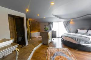 Postel nebo postele na pokoji v ubytování REAL KiNG SUiTE HOTEL