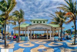 einen Pavillon am Strand mit Palmen in der Unterkunft Our boutique Fort Lauderdale guest house in Fort Lauderdale