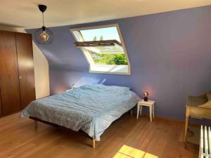 een slaapkamer met een bed met een raam erin bij Maison Juliette in Lembeke