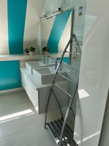 Baño con 2 lavabos y espejo en Maison Juliette en Lembeke