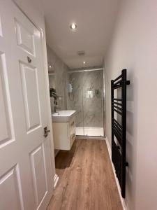 ein Badezimmer mit Dusche und Waschbecken in der Unterkunft The Cottage in Saint Annes on the Sea + 13 Fotos