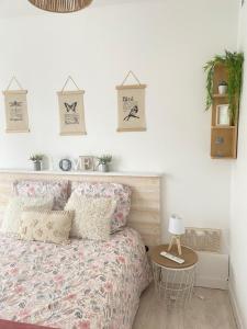 sypialnia z łóżkiem z narzutą kwiatową w obiekcie L’appart w mieście Lisieux