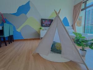 Zimmer mit einem Bett und einem Zelt in der Unterkunft -Lake View- Mount Austin IKEA Toppen 5 mins - A110 in Johor Bahru