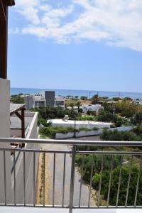 een balkon met uitzicht op de oceaan bij Anemoni Apartments in Plakias