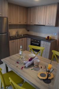 Kuchyň nebo kuchyňský kout v ubytování Anemoni Apartments