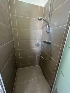 La salle de bains est pourvue d'une douche avec un pommeau de douche. dans l'établissement Nibelungen Bordinghouse 4 Zimmer Apartment, à Lindenfels