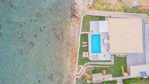 Bazén v ubytování Ducato di Zante Luxury Beach Villa, by ZanteWize nebo v jeho okolí