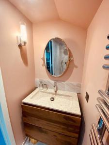 Koupelna v ubytování Charme !Appartement plein centre plage à pieds Parking + 6 fotografií