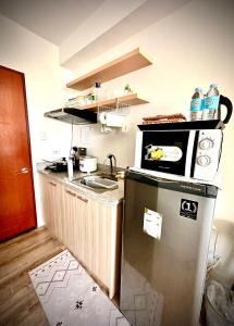 Una cocina o cocineta en Lovely Studio Condominiums at Mesavirre Garden Residences Bacolod