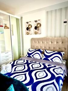 Una cama o camas en una habitación de Lovely Studio Condominiums at Mesavirre Garden Residences Bacolod