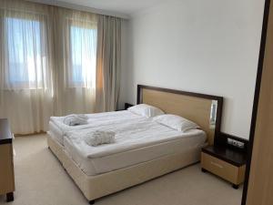 Кровать или кровати в номере private apartments in Emerald