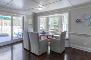 Foto dalla galleria di Hamptons Retreat: Near Beaches, Restaurants, Wineries a Hampton Bays