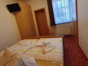 - une chambre dotée d'un lit avec des arcs dans l'établissement Ferienwohnung 1, unten, à Bad Wilsnack