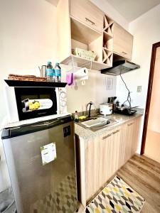 Una cocina o cocineta en Lovely Studio Condominiums at Mesavirre Garden Residences Bacolod