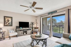 Μια τηλεόραση ή/και κέντρο ψυχαγωγίας στο Ocean-view condo with 2 pools, beach access & private lanais