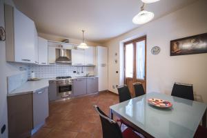 una cucina e una sala da pranzo con tavolo e sedie di Casa Gori a Lucca