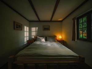 1 dormitorio con 1 cama grande y ventana en Deep Breath B&B en Fengshan