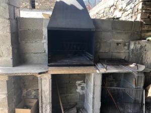un horno de ladrillo al aire libre con una pared de ladrillo en apartamentos casa botero, en Sarvisé