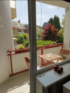 uma vista para uma varanda com uma mesa e uma janela em 1-Zimmer Apartment im Zentrum em Wilhelmshaven