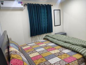 - une chambre avec 2 lits et une couette dans l'établissement QB Elegant Villa Bahria Town, à Rawalpindi
