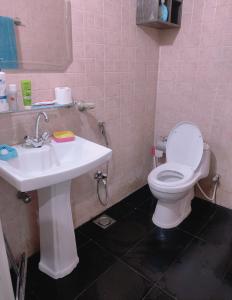bagno con servizi igienici bianchi e lavandino di QB Elegant Villa Bahria Town a Rawalpindi