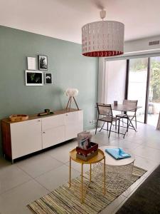 una sala de estar con un sofá y una mesa en APPARTEMENT-TERRASSE 300m plage ST PALAIS SUR MER, en Saint-Palais-sur-Mer