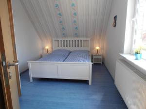 Postel nebo postele na pokoji v ubytování Großes, einzeln stehendes Ferienhaus "Undine", ruhige Lage, Terrasse, Parkplatz, Fahrradhäuschen abschließbar, Nähe zur Altstadt und 600 m zum Müritz - Strand