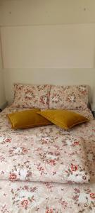 łóżko z dwoma żółtymi poduszkami na górze w obiekcie Apartment Lake story w mieście Plužine
