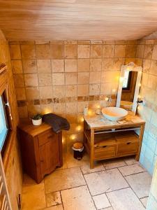 Belle maison chaleureuse, lumineuse dans la nature في Eygliers: حمام صغير مع حوض ومرآة