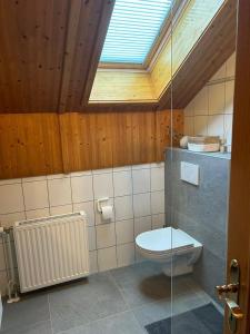ein Bad mit einem WC und einem Dachfenster in der Unterkunft Ferienhaus Schmied in 