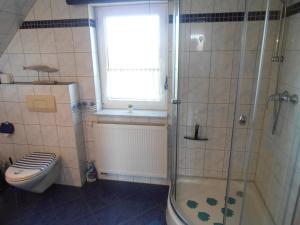 Koupelna v ubytování Großes, einzeln stehendes Ferienhaus "Undine", ruhige Lage, Terrasse, Parkplatz, Fahrradhäuschen abschließbar, Nähe zur Altstadt und 600 m zum Müritz - Strand + 32 fotografií