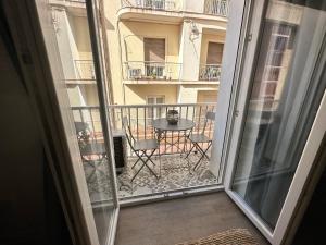 een balkon met een tafel en stoelen bij Apartamento Nebro Sol in Cádiz