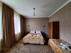 Postel nebo postele na pokoji v ubytování Kazbegi Guest House
