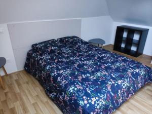 1 dormitorio con 1 cama con manta azul en Le cœur Valericain 4, en Saint-Valery-sur-Somme