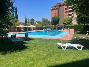 Bazén v ubytování PISO JUNTO PALACIO CONGRESOS Y METRO, CENTRICO CON PISCINA nebo v jeho okolí + 17 fotografií