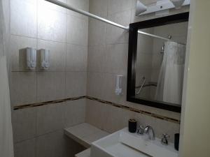 y baño con lavabo y espejo. en departamento en recoleta en Buenos Aires