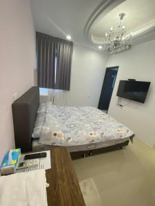 een ziekenhuiskamer met een bed en een tafel bij 葳葳民宿 in Magong