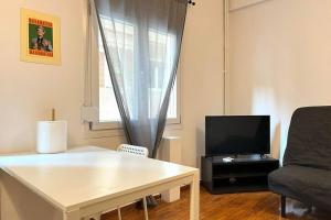 een woonkamer met een bank en een televisie bij Pame Apartment Best Fit For 4 Guests in Athene