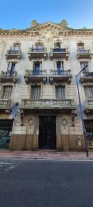 un gran edificio con una puerta en una calle en Great apartment in San Telmo - Warm and spacious. en Buenos Aires