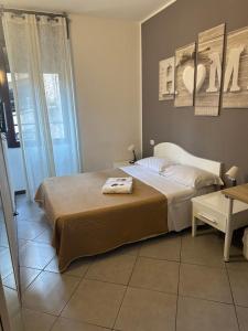 Guest House Brianza Room في ميلانو: غرفة نوم عليها سرير وفوط
