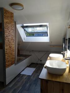 bagno con servizi igienici e finestra di Maison de village, golfe du Morbihan a Le Hézo