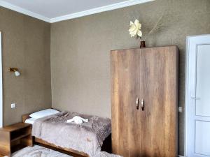 Postel nebo postele na pokoji v ubytování Kazbegi Guest House