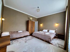 Postel nebo postele na pokoji v ubytování Kazbegi Guest House